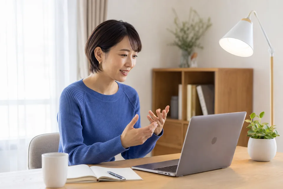 日常の会話を映像で楽しむ成人女性。AI生成の作業環境イメージで、実際の出演者・サービス画面ではありません。