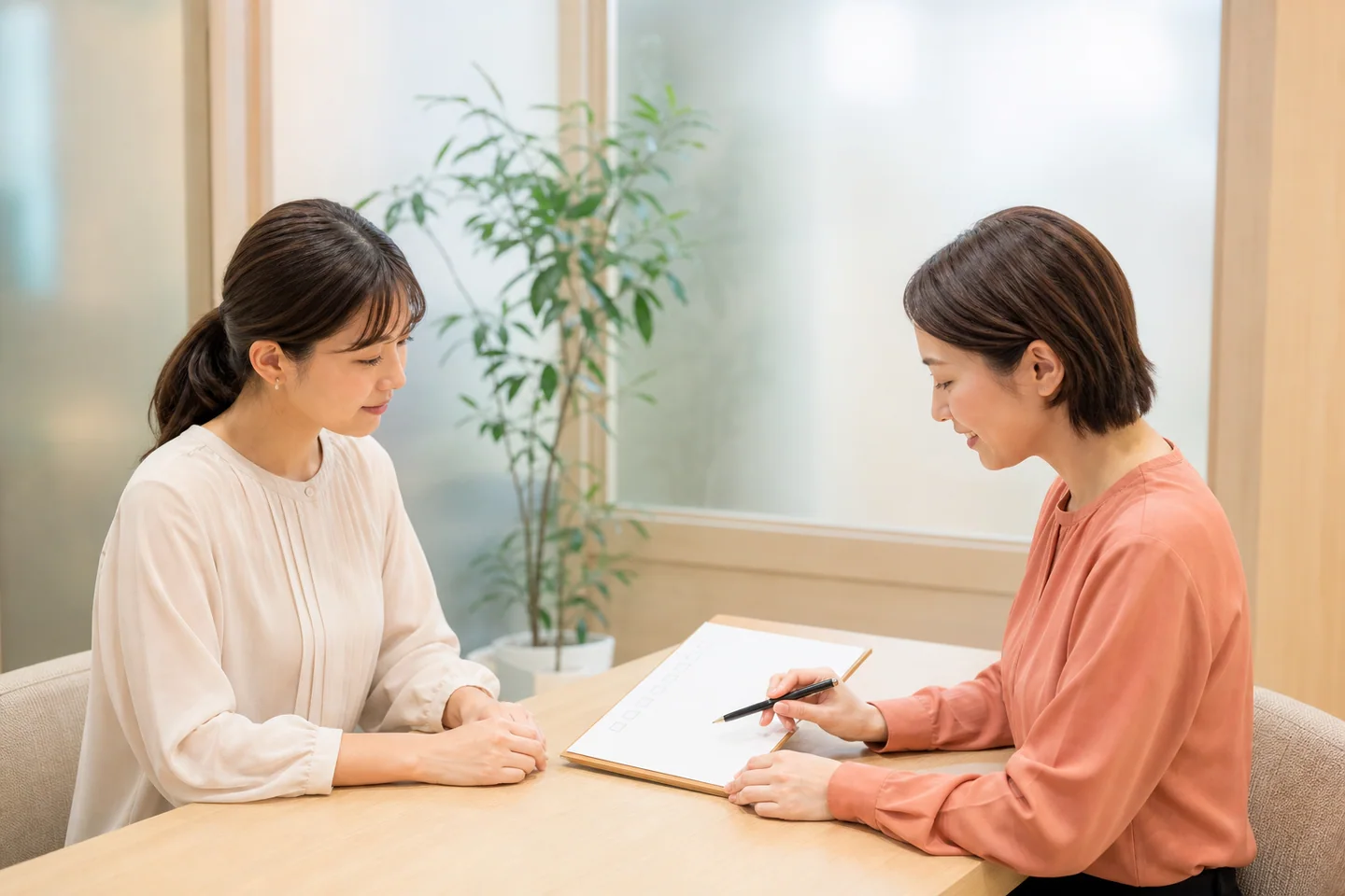 二人の女性がチェックリストを見ながら働き方を相談する様子