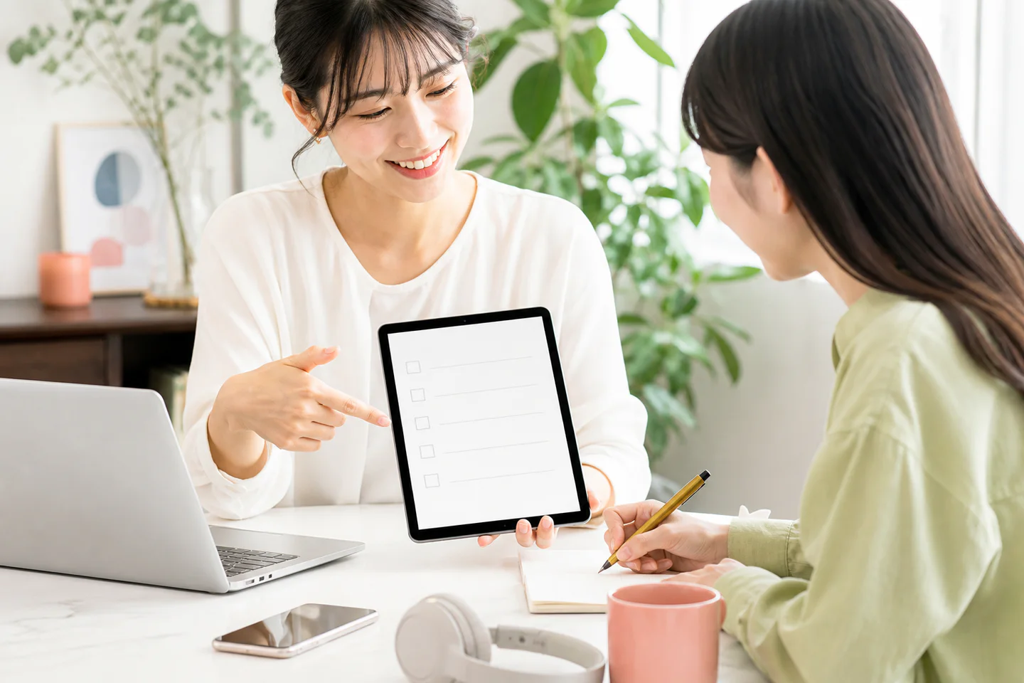 オンラインクリエイター活動の投稿計画を整理する女性の編集イメージ