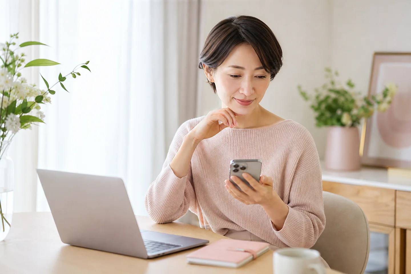 落ち着いた自宅環境でライブチャットの条件を確認する成人女性の編集イメージ