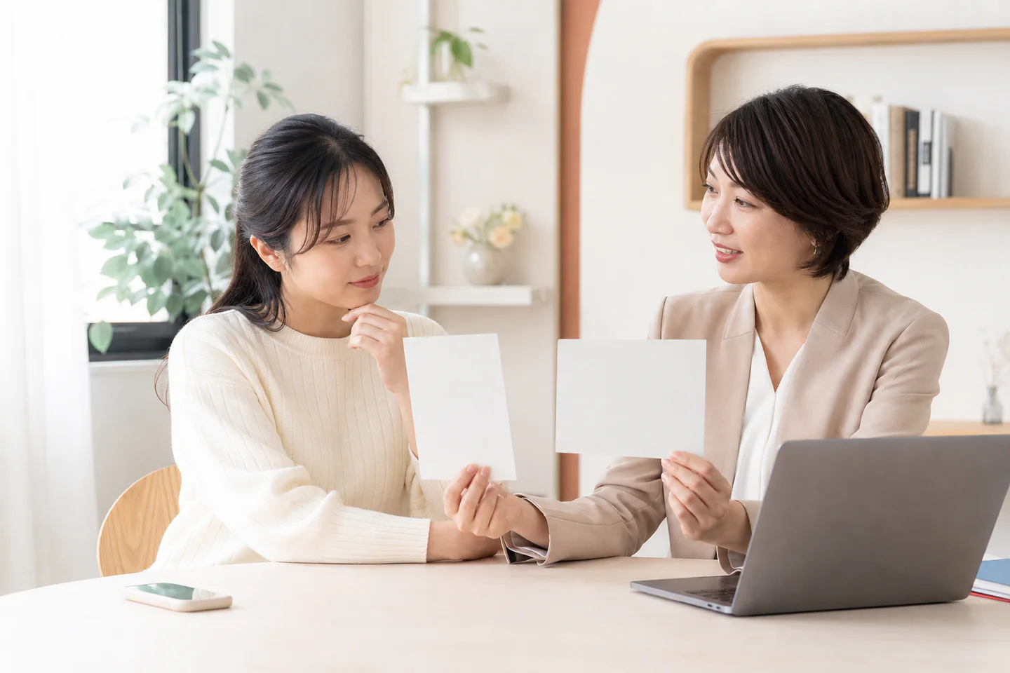 相談しながら在宅と通勤の働き方を比べる女性の編集イメージ