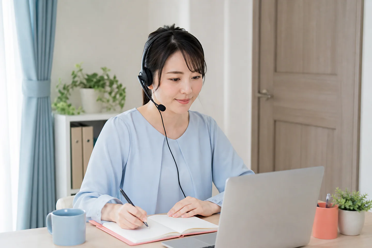 静かな部屋で音声通話の仕事と契約条件を確認する女性の編集イメージ